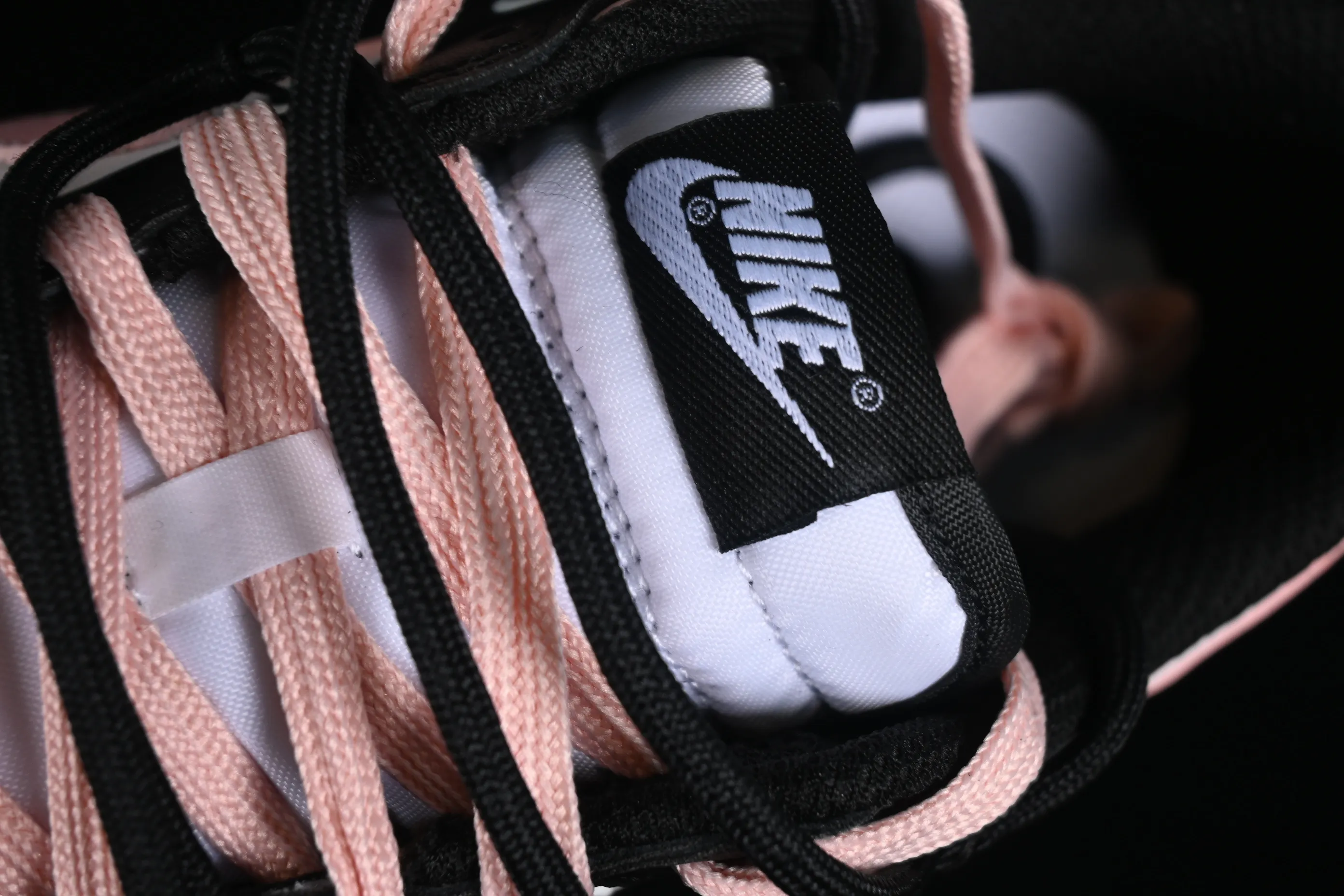 All Categories Nk SB Dunk Series Nk SB Dunk Low Low-top Sneakers Nk Dunk Low Tokyo Raspberry Black Pink Customized Deconstructed Strap Casual Sneakers CW1590-100